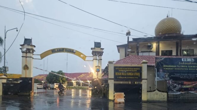 
 Situasi di Depan Polres HSU, Kamis (18/12/2025) sore, pasca beredar kabar dugaan OTT oleh KPK. foto: Ricek.ID 
