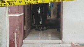 Proses evakuasi jasad yang ditemukan meninggal dunia di dalam rumahnya di Perum !000 Sungai SIpai. Foto: Ricek.ID Ofhal