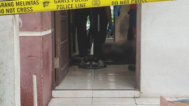 
 Proses evakuasi jasad yang ditemukan meninggal dunia di dalam rumahnya di Perum !000 Sungai SIpai. Foto: Ricek.ID Ofhal