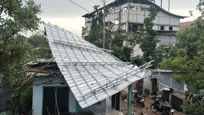 
 Kondisi Salah Satu Rumah Warga Pasca Atap Tersapu Angin Kencang. Foto: Akwan (Rabu 17/12/2025).