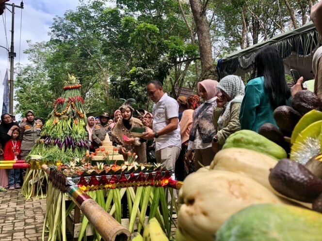
 Meranti Putih Festival Kotabaru, Wabup Minta Budaya Grebek Kampung Jadi Daya Tarik Utama