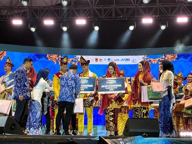 
 Grand Final Kebudayaan Kalsel 2025, Dua Pasang Nanang Galuh Banjar Juara