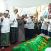 Berdoa selepas Salat Jenazah di rumah duka Abuya KH Muhammad Syukri Unus, di Desa Antasan Senor, Senin (8/12/2025). Foto: RSB 