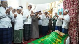 Berdoa selepas Salat Jenazah di rumah duka Abuya KH Muhammad Syukri Unus, di Desa Antasan Senor, Senin (8/12/2025). Foto: RSB 