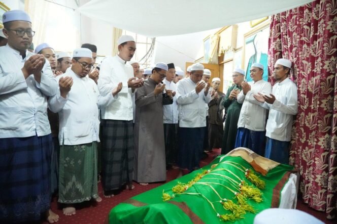 
 Berdoa selepas Salat Jenazah di rumah duka Abuya KH Muhammad Syukri Unus, di Desa Antasan Senor, Senin (8/12/2025). Foto: RSB 