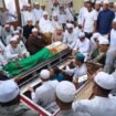 Prosesi pemakaman almarhum Abuya KH Muhammad Syukri Unus, di Antasan Senor, Martapura Timur, Banjar, Senin (8/12/2025) sore. Foto: RSB