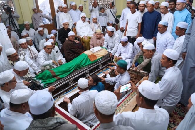 
 Prosesi pemakaman almarhum Abuya KH Muhammad Syukri Unus, di Antasan Senor, Martapura Timur, Banjar, Senin (8/12/2025) sore. Foto: RSB