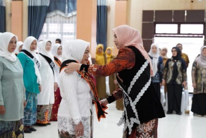 
 Pengukuhan Bunda PAUD Kecamatan serta Bunda PAUD Desa/Kelurahan se-Kabupaten Banjar, di Aula KH Kasyful Anwar, Bincau, Martapura, Selasa (9/12/2025) pagi. Foto: RSB