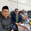 Wakil Ketua Komisi II DPRD Banjar, Rahmat Saleh (kiri). Foto: Syahrizal/KBK