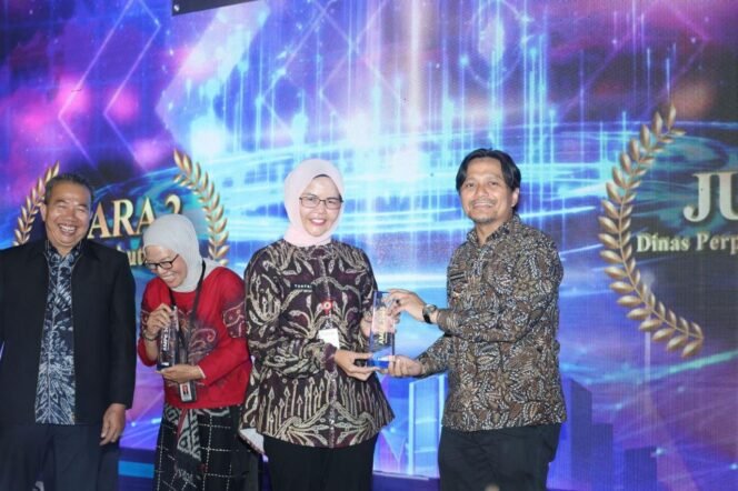 
 Disdikbud Kalsel Terima Dua Penghargaan: Keterbukaan Informasi Kunci Pembangunan Pendidikan