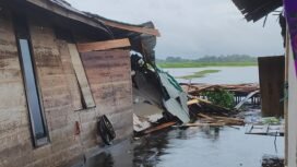 Salah Satu Rumah Warga Desa Melayu yang terdampak pusaran angin, Selasa (23/12/2025). Foto: Ricek.ID Ofal