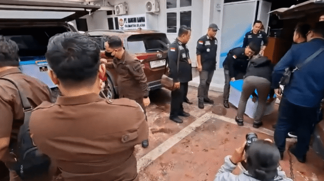 
 Kejati Kalsel Geledah Kantor PT Bangun Banua, Angkut Dokumen Terkait Temuan BPK