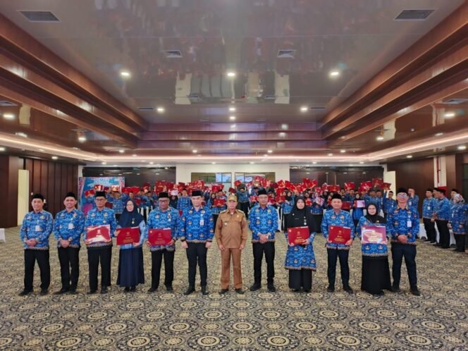 
 Bupati Kotabaru Sematkan Satyalancana dan Berikan Tali Asih Purna Bakti