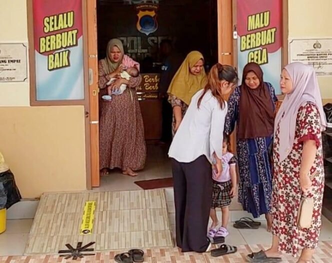 
 Diduga Sunat Bantuan PKH, Emak-emak Ini Laporkan Kades ke Polsek Simpang Empat