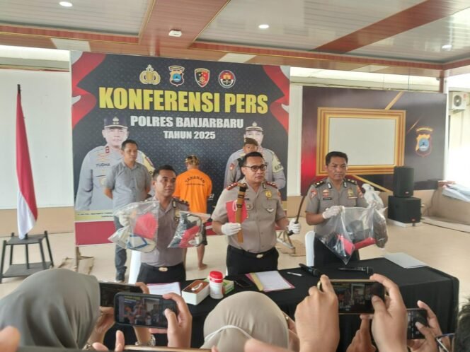 
 Kapolres Banjarbaru AKBP Pius X Febry Aceng Loda saat konferensi pers di Mapolres pada Selasa (2/12/2025).