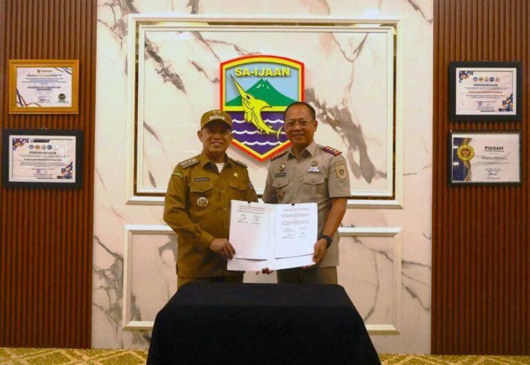 Dukung Akses ke Wilayah Sulit, Pemkab Kotabaru Hibahkan Hilux untuk Kantor Pertanahan