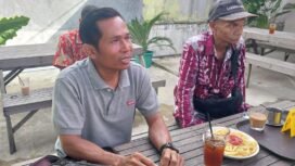 Kepala Desa Lawiran, Abdurrahman (kiri), membantah dituding memotong bansos dan pungli, Selasa 92/12/2025). Foto: Hendra