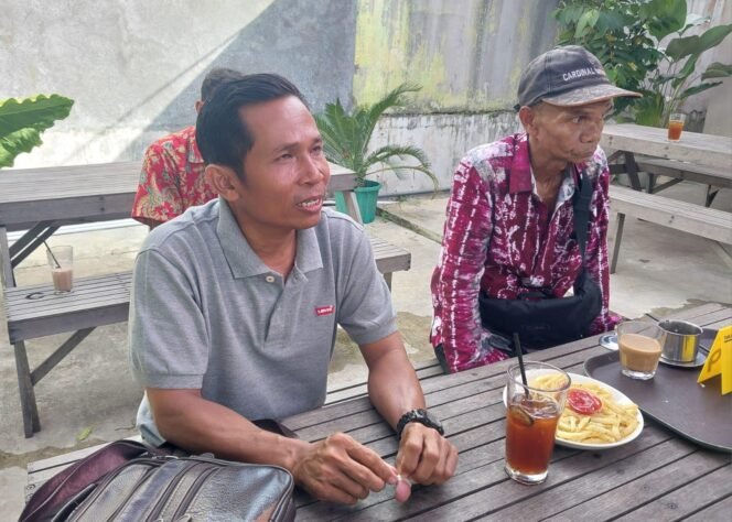 
 Kepala Desa Lawiran, Abdurrahman (kiri), membantah dituding memotong bansos dan pungli, Selasa 92/12/2025). Foto: Hendra
