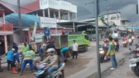 Pembersihan tumpukan pasir dan koral yang mengganggu area Pasar Baharu Utara, Desa Baharu, Kecamatan Pulaulaut Sigam. Foto: Diskominfo Kotabaru