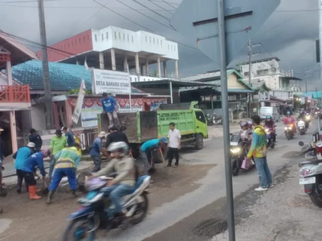 
 Pembersihan tumpukan pasir dan koral yang mengganggu area Pasar Baharu Utara, Desa Baharu, Kecamatan Pulaulaut Sigam. Foto: Diskominfo Kotabaru