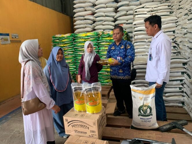 
 Pusat Salurkan Bantuan Pangan untuk 18.107 Warga Kabupaten Banjar