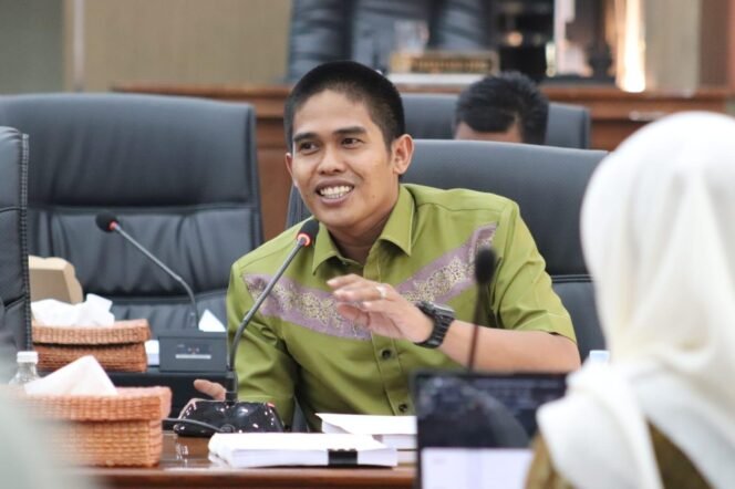 
 Juru Bicara Badan Anggaran (Banggar) DPRD Balangan, Ahmad Baihaki, dalam rapat pembahasan anggaran, Selasa (2/12/2025).