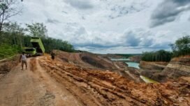 Jalan utama di Desa Gunung Ulin, Kabupaten Banjar, Kalsel, yang ambrol diuruk kembali dengan tanah, Rabu (10/12/2025).