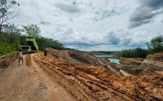 
 Jalan utama di Desa Gunung Ulin, Kabupaten Banjar, Kalsel, yang ambrol diuruk kembali dengan tanah, Rabu (10/12/2025).