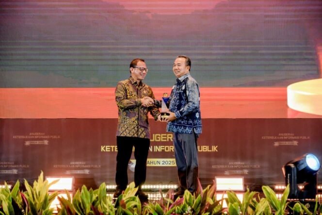 
 Pemprov Kalsel sukses menyabet penghargaan Badan Publik Informatif dari Komisi Informasi Pusat (KIP) dengan nilai impresif 94,91, Senin (15/12/2025). Foto: MC Kalsel