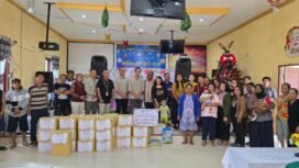 Penyerahan bantuan oleh PWI Kotabaru dan PT PTK di Gereja PDL Megasari Desa Megasari Kecamatan Pulau Laut Utara.