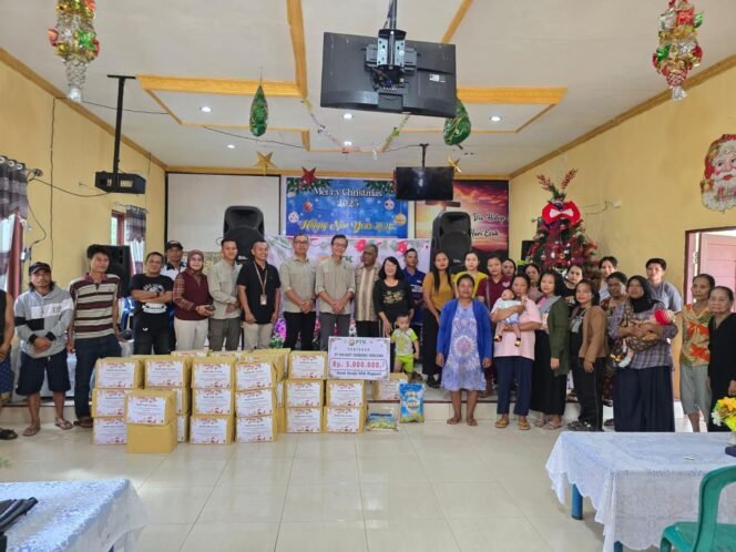 
 Penyerahan bantuan oleh PWI Kotabaru dan PT PTK di Gereja PDL Megasari Desa Megasari Kecamatan Pulau Laut Utara.