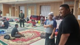 Ketua DPRD Banjar, H Agus Maulana, saat memantau jemaah yang menginap di gedung dewan, di Martapura, Kamis (25/12/2025) malam.  