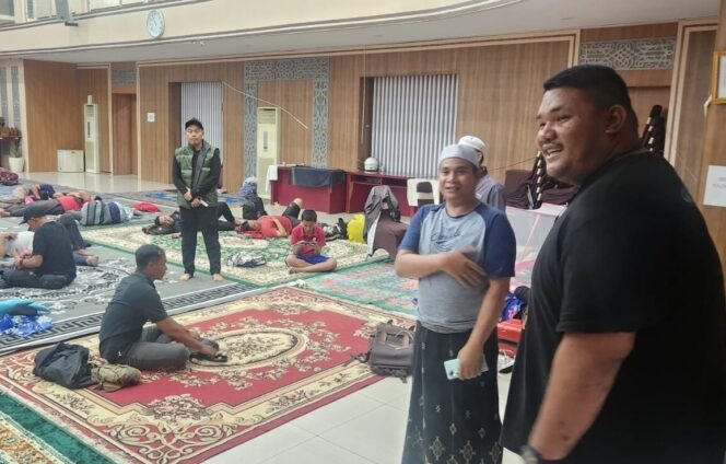 
 Ketua DPRD Banjar, H Agus Maulana, saat memantau jemaah yang menginap di gedung dewan, di Martapura, Kamis (25/12/2025) malam.  