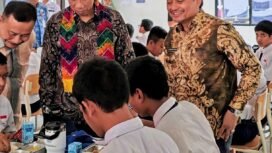 Wamendagri Akhmad Wiyagus, didampingi Wakil Gubernur Kalimantan Selatan (Kalsel) Hasnuryadi Sulaiman, saat mengunjungi Sekolah Rakyat di Sentra Budi Luhur, di Banjarbaru, Rabu (3/12/2025). Foto: MC Kalsel