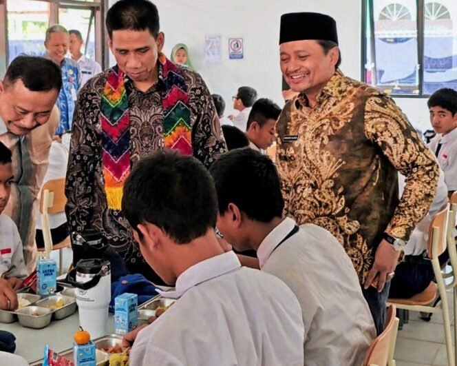 
 Wamendagri Akhmad Wiyagus, didampingi Wakil Gubernur Kalimantan Selatan (Kalsel) Hasnuryadi Sulaiman, saat mengunjungi Sekolah Rakyat di Sentra Budi Luhur, di Banjarbaru, Rabu (3/12/2025). Foto: MC Kalsel