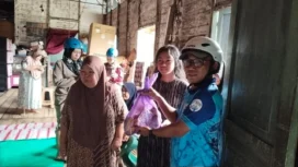Ketua FAJI Kalsel, Bandi Chairullah saat menyerahkan bantuan kepada warga terdampak banjir di Kabupaten Banjar. foto: ricek.id