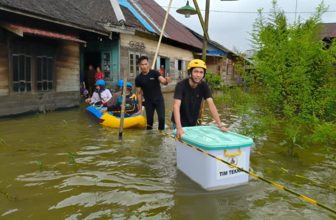 
 Warga Kesulitan Dapat Air Bersih di Tengah Banjir