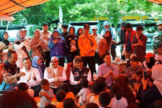 
 Menteri Sosial Tinjau Pengungsi Banjir di Sungai Tabuk Kabupaten Banjar