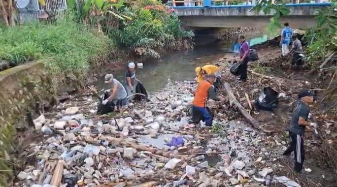 
 Antisipasi Banjir, Kelurahan Kotabaru Tengah Bersihkan Sungai Patmaraga