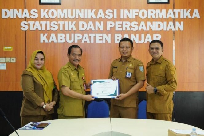 
 Jaga Integritas, DKISP Banjar Beri Penghargaan Pegawai Berprestasi