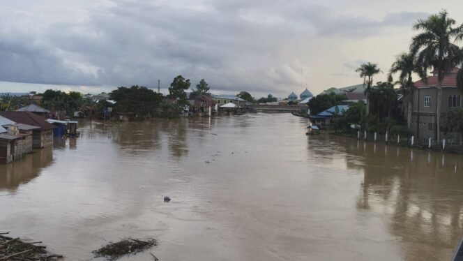 
 Aliran Sungai Martapura di tengah bencana banjir di Kabupaten Banjar. foto; Ndi Ricek.ID