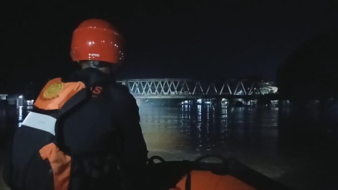 
 Proses pencarian Muhammad Ilham Fikri, saat awal hilang di aliran sungai Martapura Desa Pekauman Ulu. 