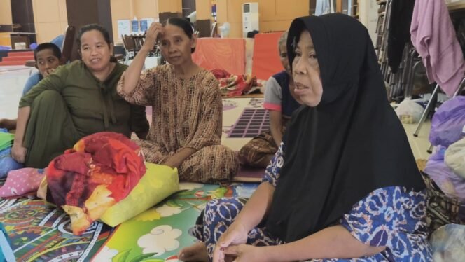 
 Pengungsi banjir dari desa Bincau di Aula Disdik Banjar. Foto:Ricek.ID