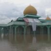 Terlihat seorang dari beberapa warga yang mengungsi di atap Masjid gegara banjir. foto: ricek.id