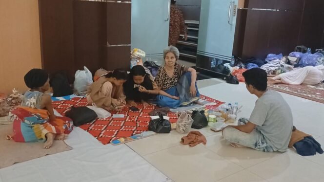 
 Seratus Lebih Warga Terdampak Banjir Mengungsi di Aula Dinas Pendidikan Kabupaten Banjar