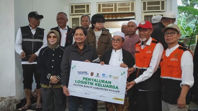 
 Wakil Gubernur Kalsel saat menyerahkan bantuan kepada masyarakat terdampak banjir di wilayah Kabupaten Banjar. foto: ricek.id