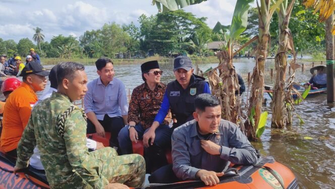 
 Gibran Rakabuming Raka Lihat Langsung Banjir di Sungai Tabuk