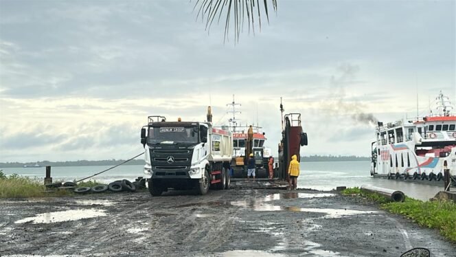 
 TNI AL Kerahkan KRI Surabaya-591 untuk Dukung Pemulihan Pascabanjir di Aceh