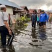 Bupati Banjar, Saidi Mansyur meninjau dan menyerahkan bantuan sembako ke warga terdampak banjir di Keraton. foto: MCBanjar