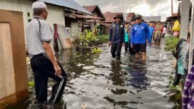 Bupati Banjar, Saidi Mansyur meninjau dan menyerahkan bantuan sembako ke warga terdampak banjir di Keraton. foto: MCBanjar